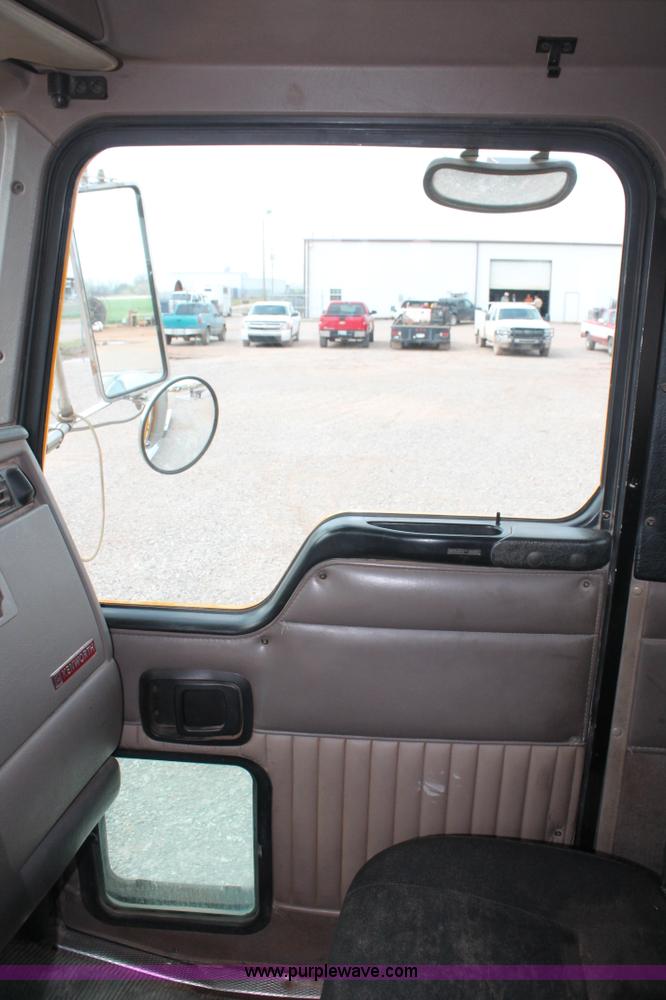 image for item H5865 2005 Kenworth T800 semi truck