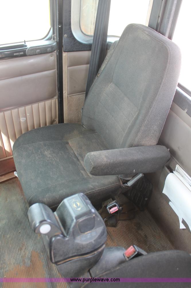 image for item H5865 2005 Kenworth T800 semi truck