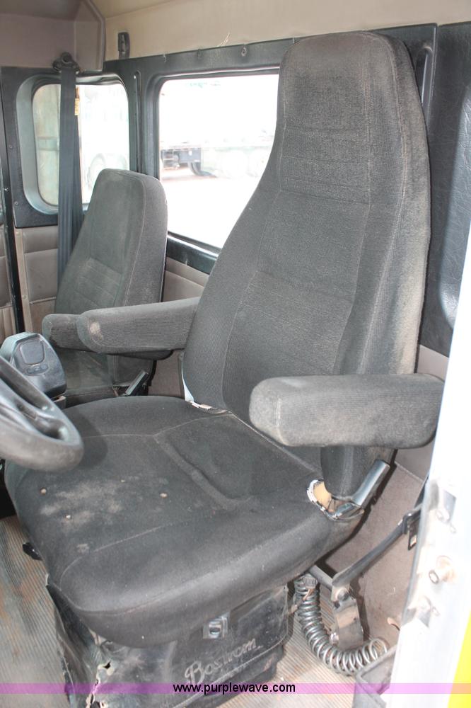 image for item H5865 2005 Kenworth T800 semi truck