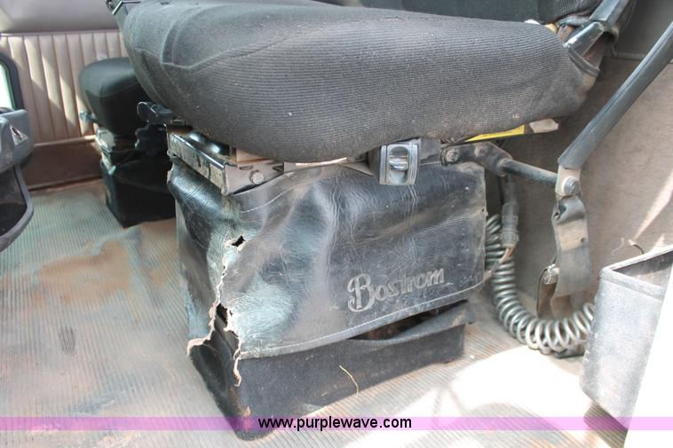 image for item H5865 2005 Kenworth T800 semi truck