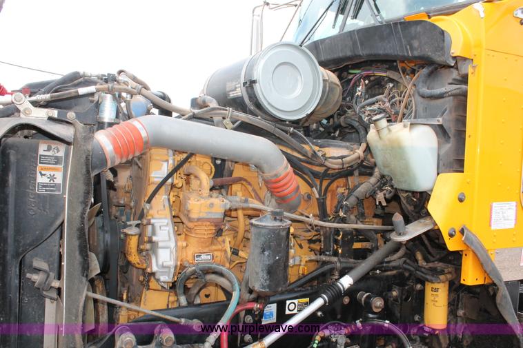 image for item H5865 2005 Kenworth T800 semi truck