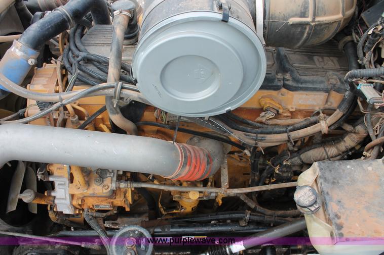 image for item H5865 2005 Kenworth T800 semi truck