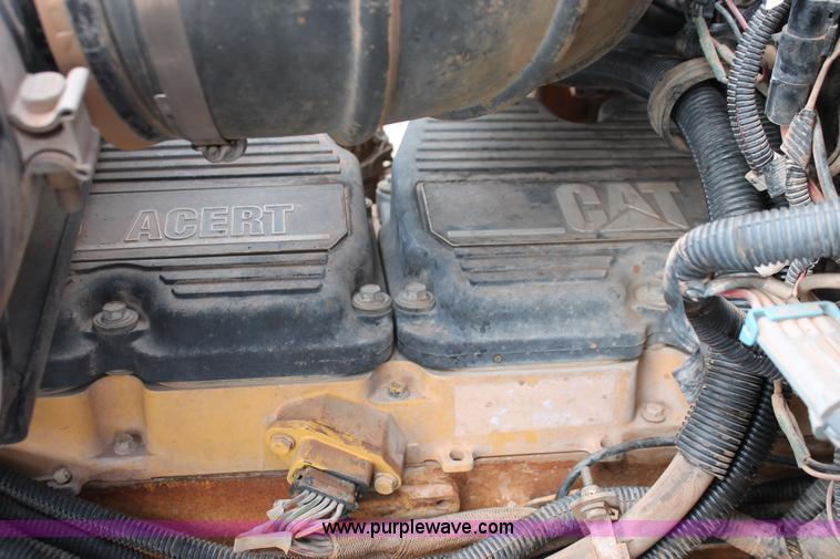 image for item H5865 2005 Kenworth T800 semi truck