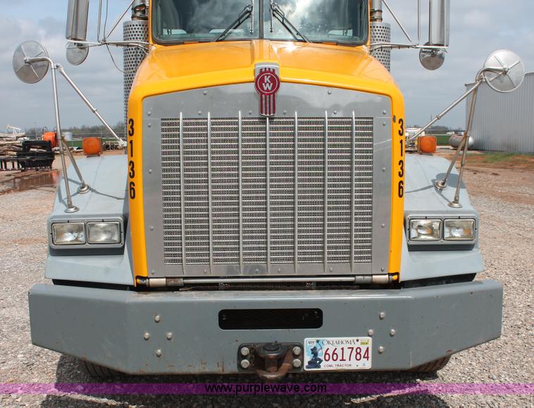 image for item H5865 2005 Kenworth T800 semi truck