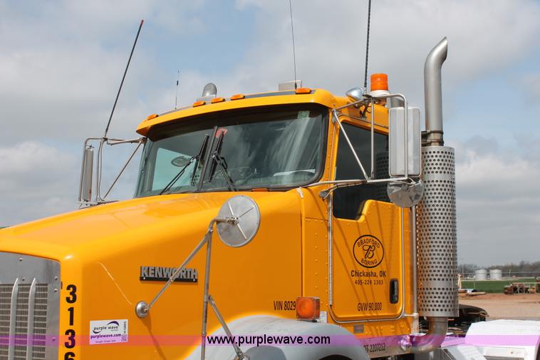 image for item H5865 2005 Kenworth T800 semi truck