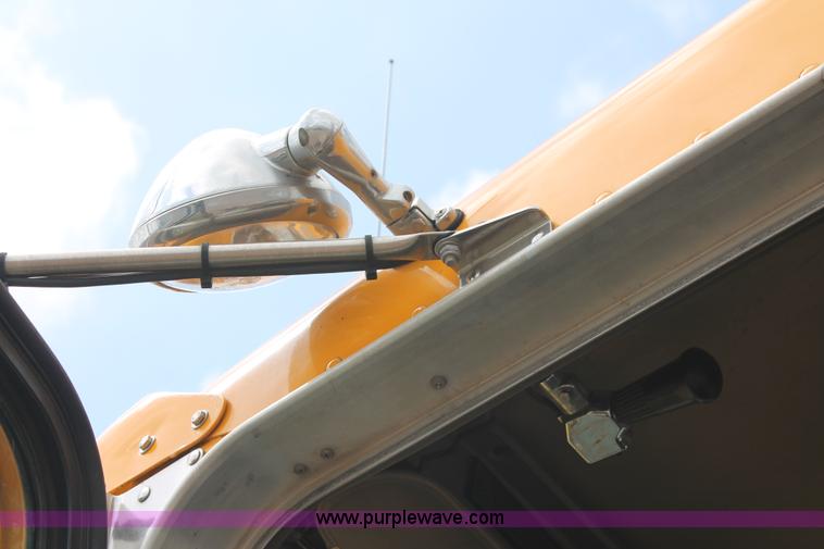 image for item H5865 2005 Kenworth T800 semi truck