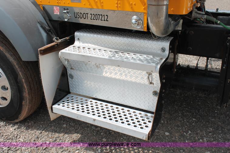 image for item H5865 2005 Kenworth T800 semi truck