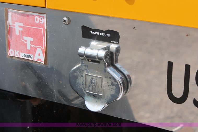 image for item H5865 2005 Kenworth T800 semi truck