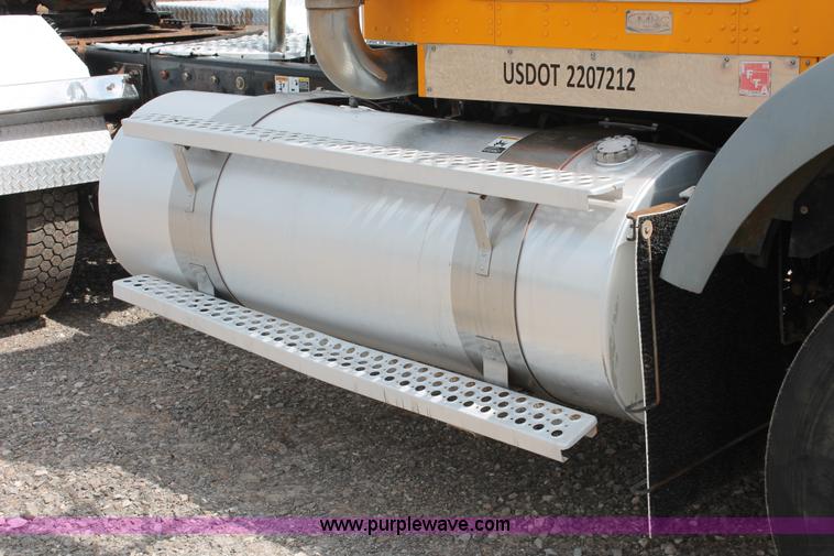 image for item H5865 2005 Kenworth T800 semi truck