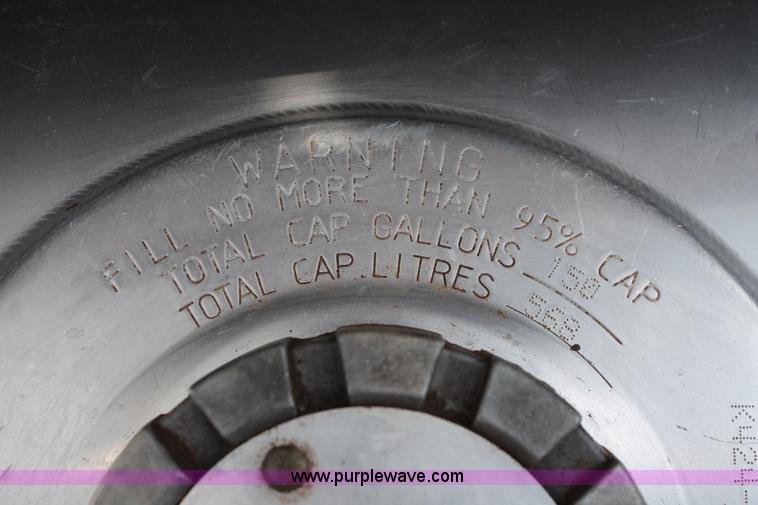 image for item H5865 2005 Kenworth T800 semi truck