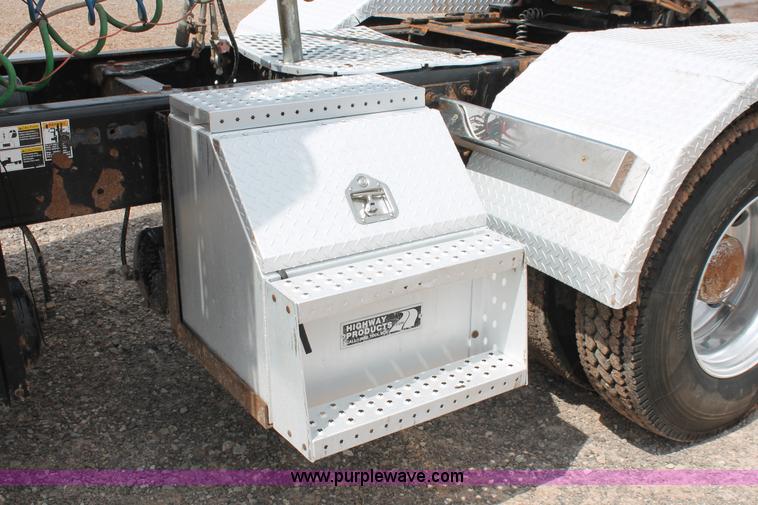 image for item H5865 2005 Kenworth T800 semi truck