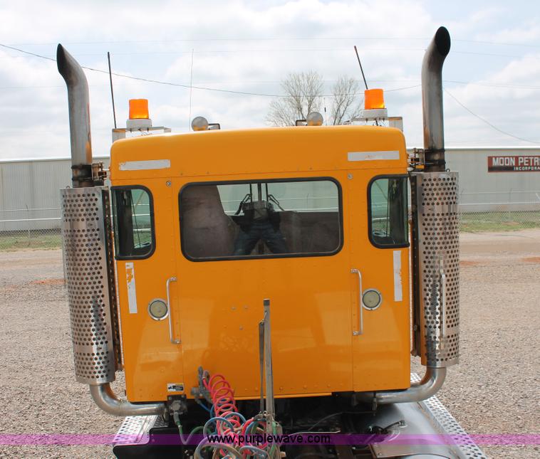 image for item H5865 2005 Kenworth T800 semi truck