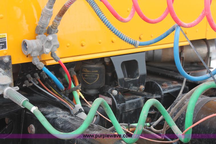 image for item H5865 2005 Kenworth T800 semi truck