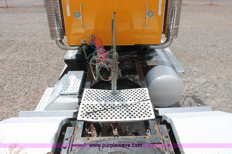 image for item H5865 2005 Kenworth T800 semi truck