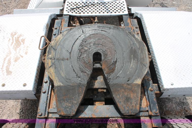 image for item H5865 2005 Kenworth T800 semi truck