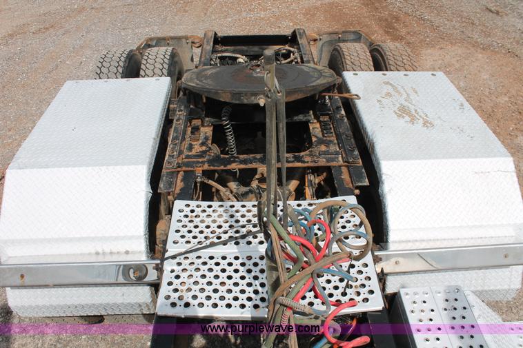 image for item H5865 2005 Kenworth T800 semi truck