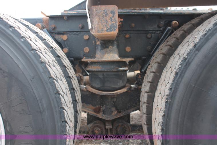 image for item H5865 2005 Kenworth T800 semi truck