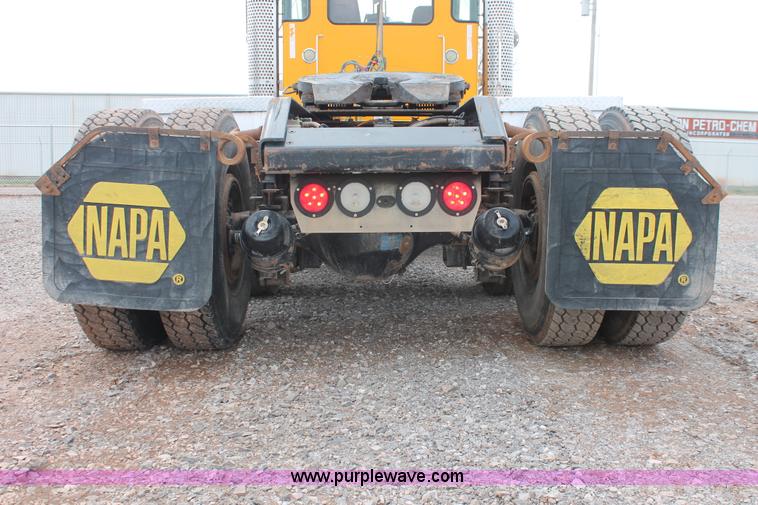 image for item H5865 2005 Kenworth T800 semi truck