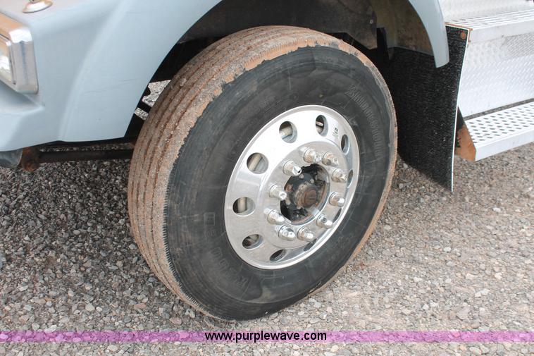image for item H5865 2005 Kenworth T800 semi truck