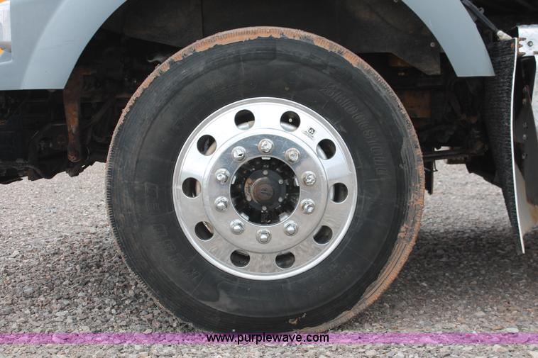 image for item H5865 2005 Kenworth T800 semi truck