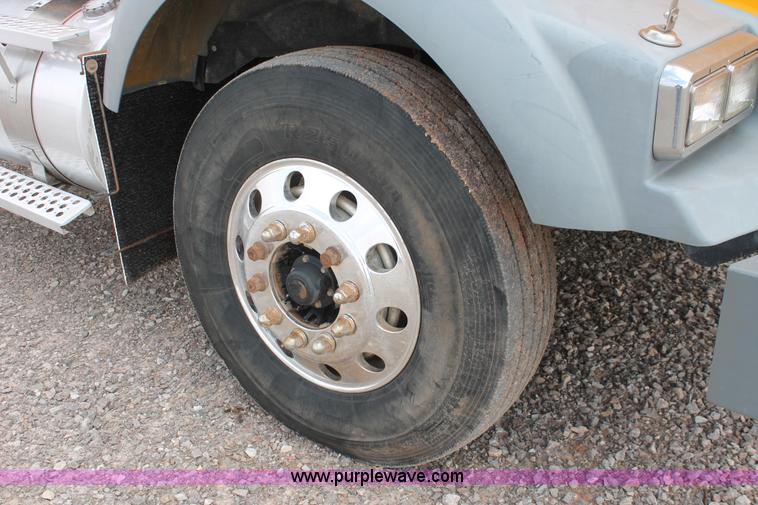 image for item H5865 2005 Kenworth T800 semi truck