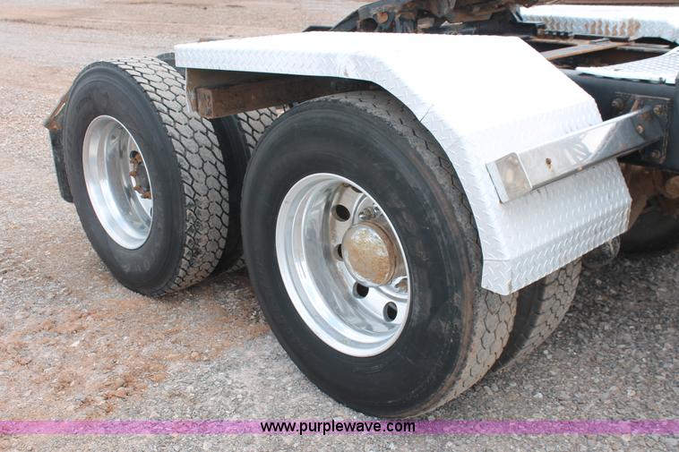 image for item H5865 2005 Kenworth T800 semi truck