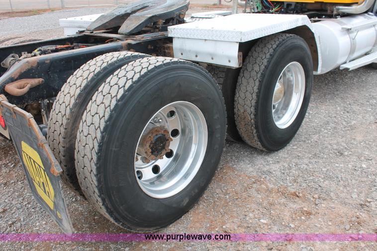 image for item H5865 2005 Kenworth T800 semi truck