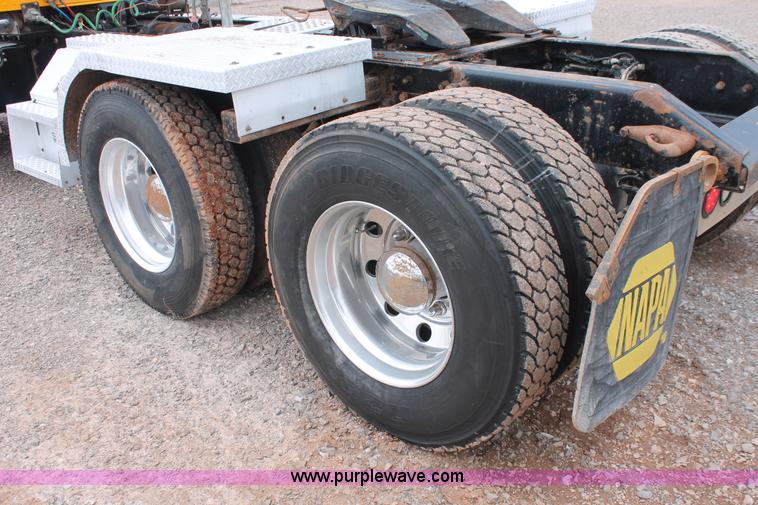 image for item H5865 2005 Kenworth T800 semi truck