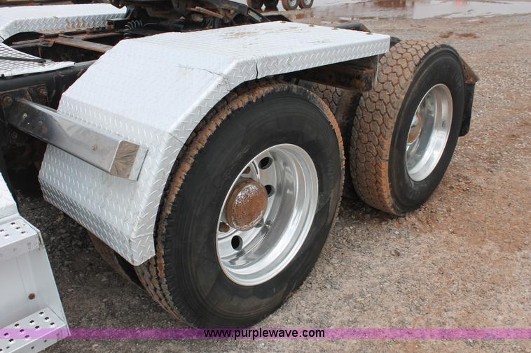 image for item H5865 2005 Kenworth T800 semi truck