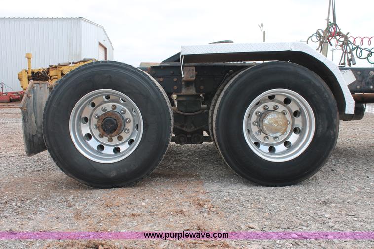 image for item H5865 2005 Kenworth T800 semi truck