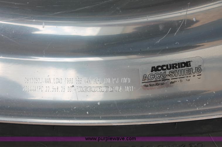 image for item H5865 2005 Kenworth T800 semi truck