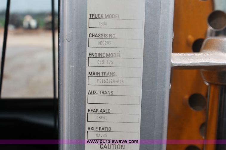 image for item H5865 2005 Kenworth T800 semi truck