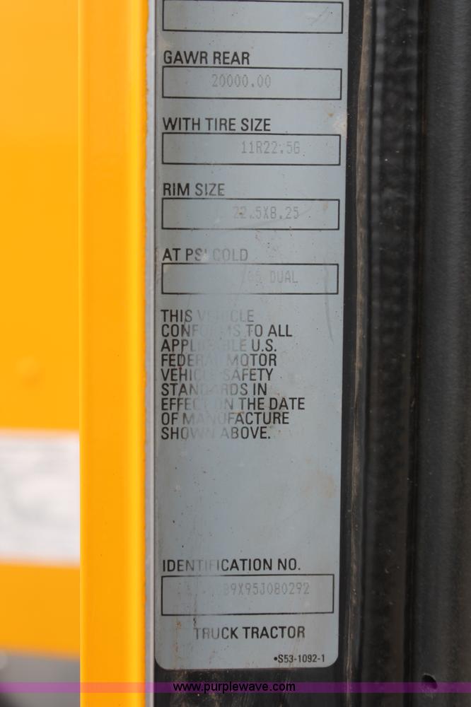 image for item H5865 2005 Kenworth T800 semi truck