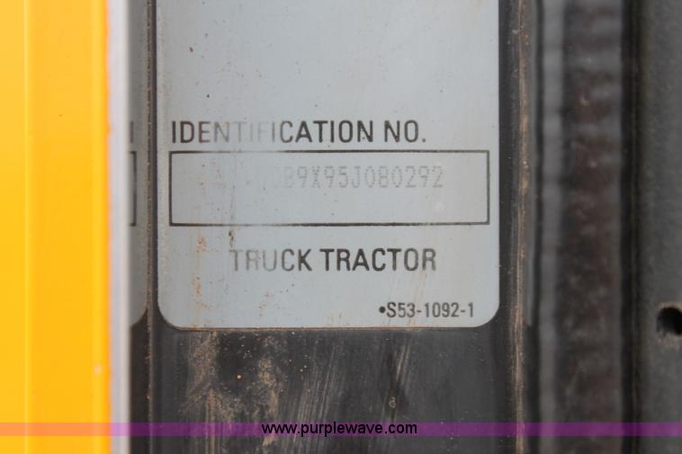 image for item H5865 2005 Kenworth T800 semi truck