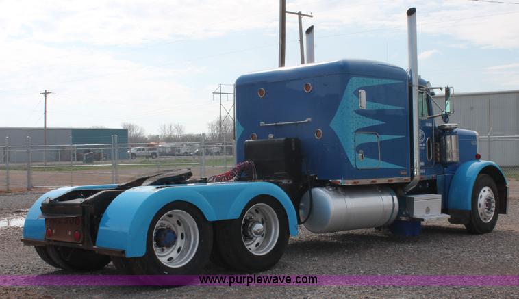 image for item H5866 1997 Peterbilt 379 semi truck