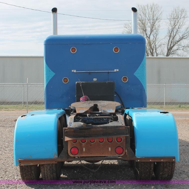 image for item H5866 1997 Peterbilt 379 semi truck