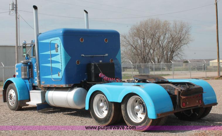image for item H5866 1997 Peterbilt 379 semi truck