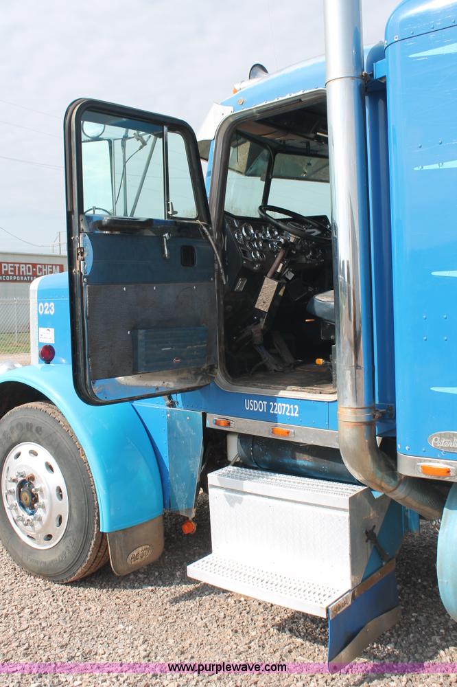 image for item H5866 1997 Peterbilt 379 semi truck