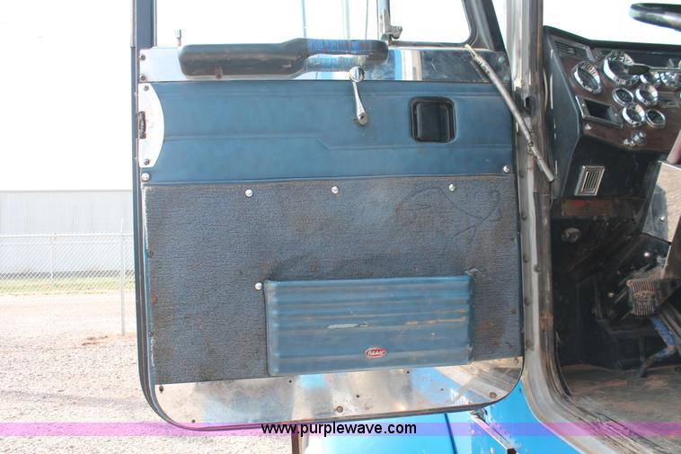 image for item H5866 1997 Peterbilt 379 semi truck