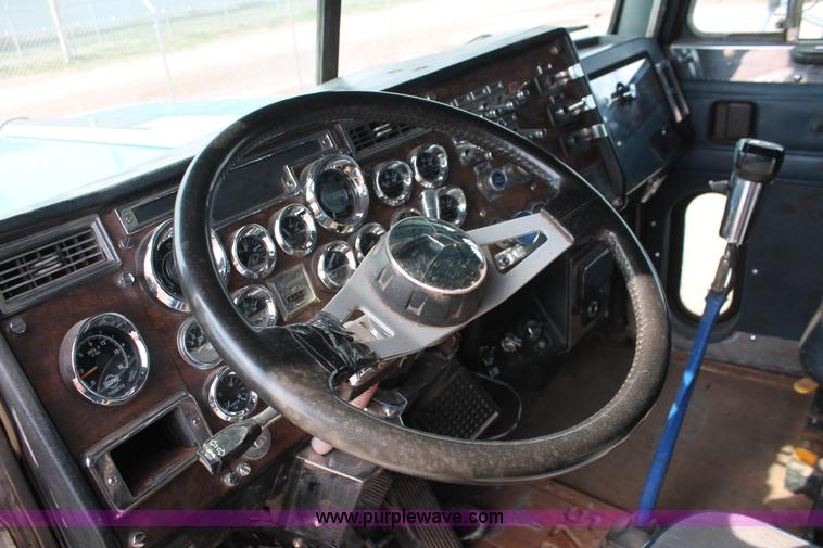 image for item H5866 1997 Peterbilt 379 semi truck