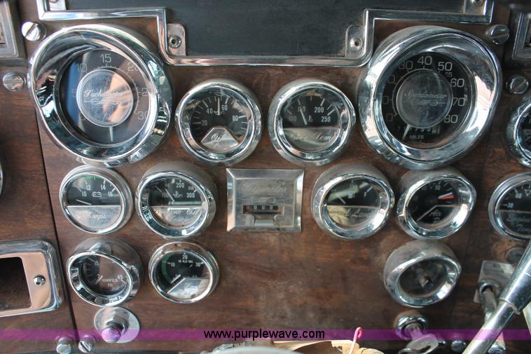 image for item H5866 1997 Peterbilt 379 semi truck