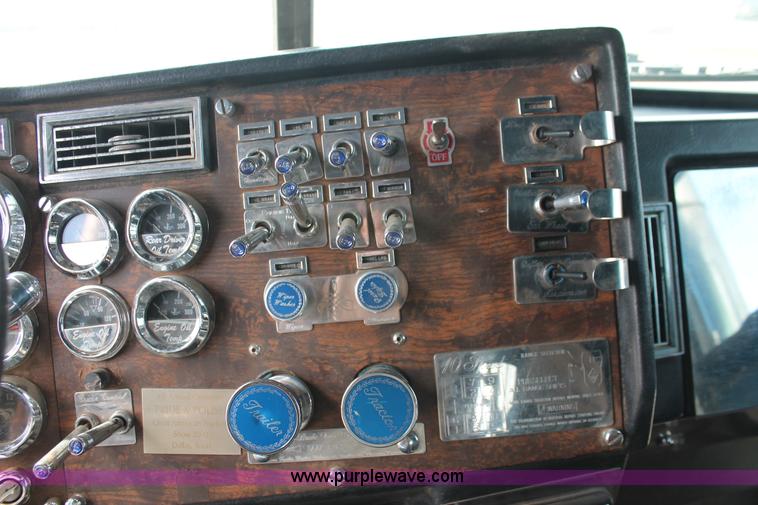 image for item H5866 1997 Peterbilt 379 semi truck