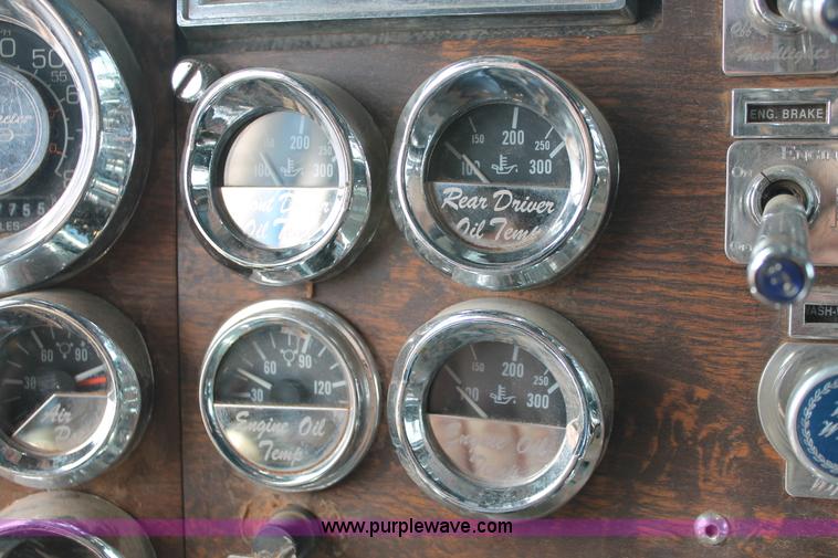 image for item H5866 1997 Peterbilt 379 semi truck