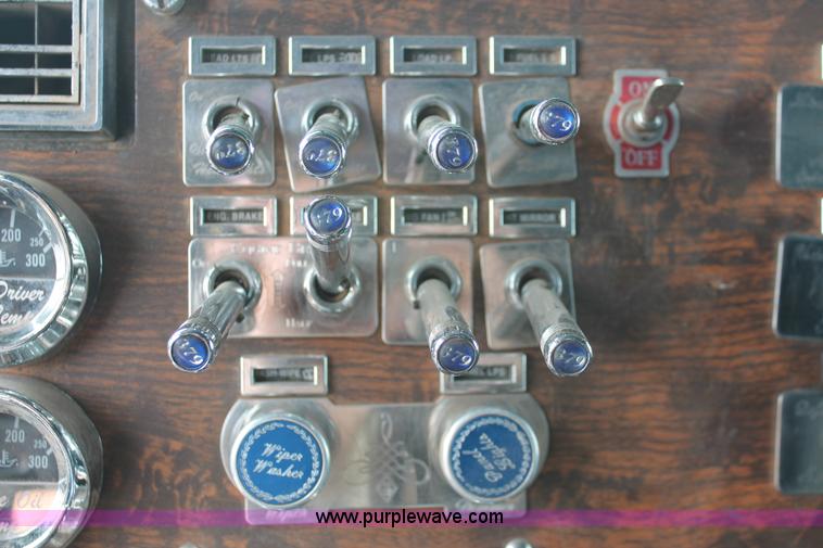 image for item H5866 1997 Peterbilt 379 semi truck