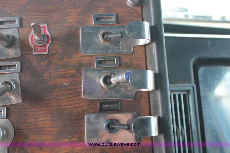 image for item H5866 1997 Peterbilt 379 semi truck