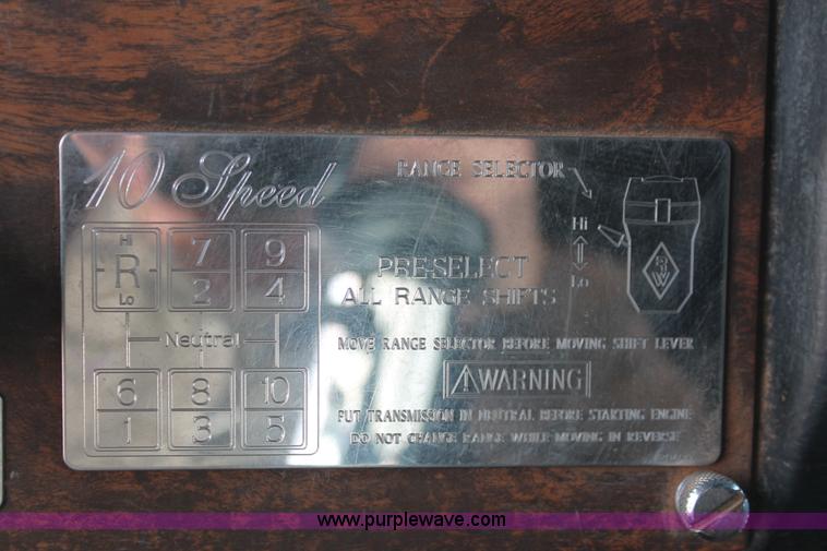 image for item H5866 1997 Peterbilt 379 semi truck