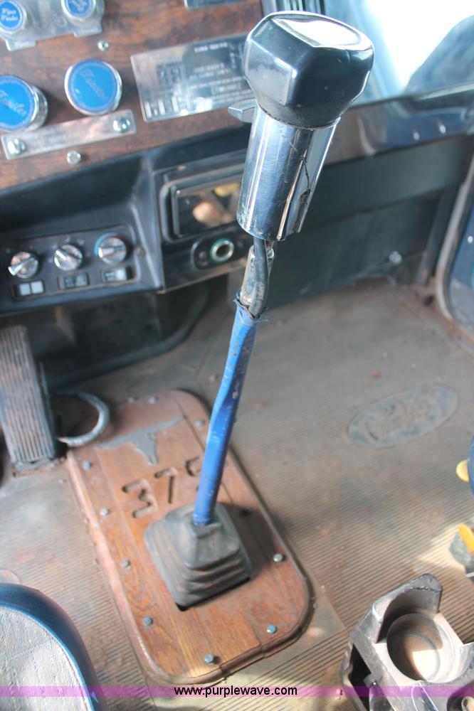 image for item H5866 1997 Peterbilt 379 semi truck