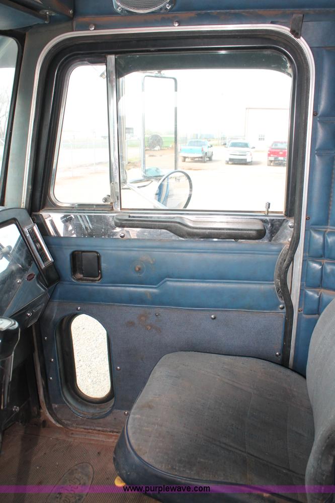 image for item H5866 1997 Peterbilt 379 semi truck