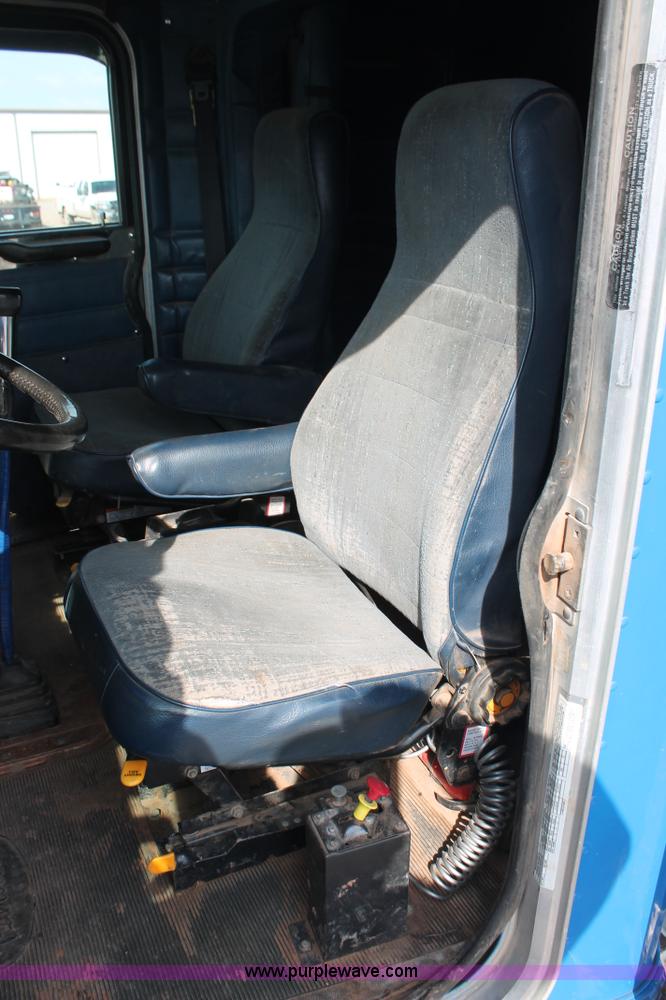 image for item H5866 1997 Peterbilt 379 semi truck