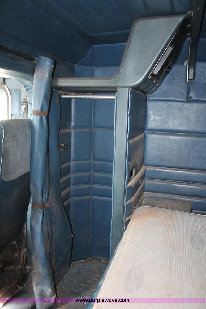 image for item H5866 1997 Peterbilt 379 semi truck